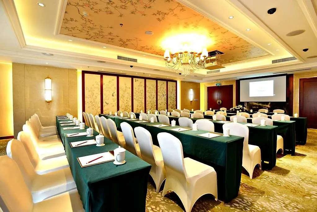 Hotel Wyndham Garden Zhengzhou East 4*,
